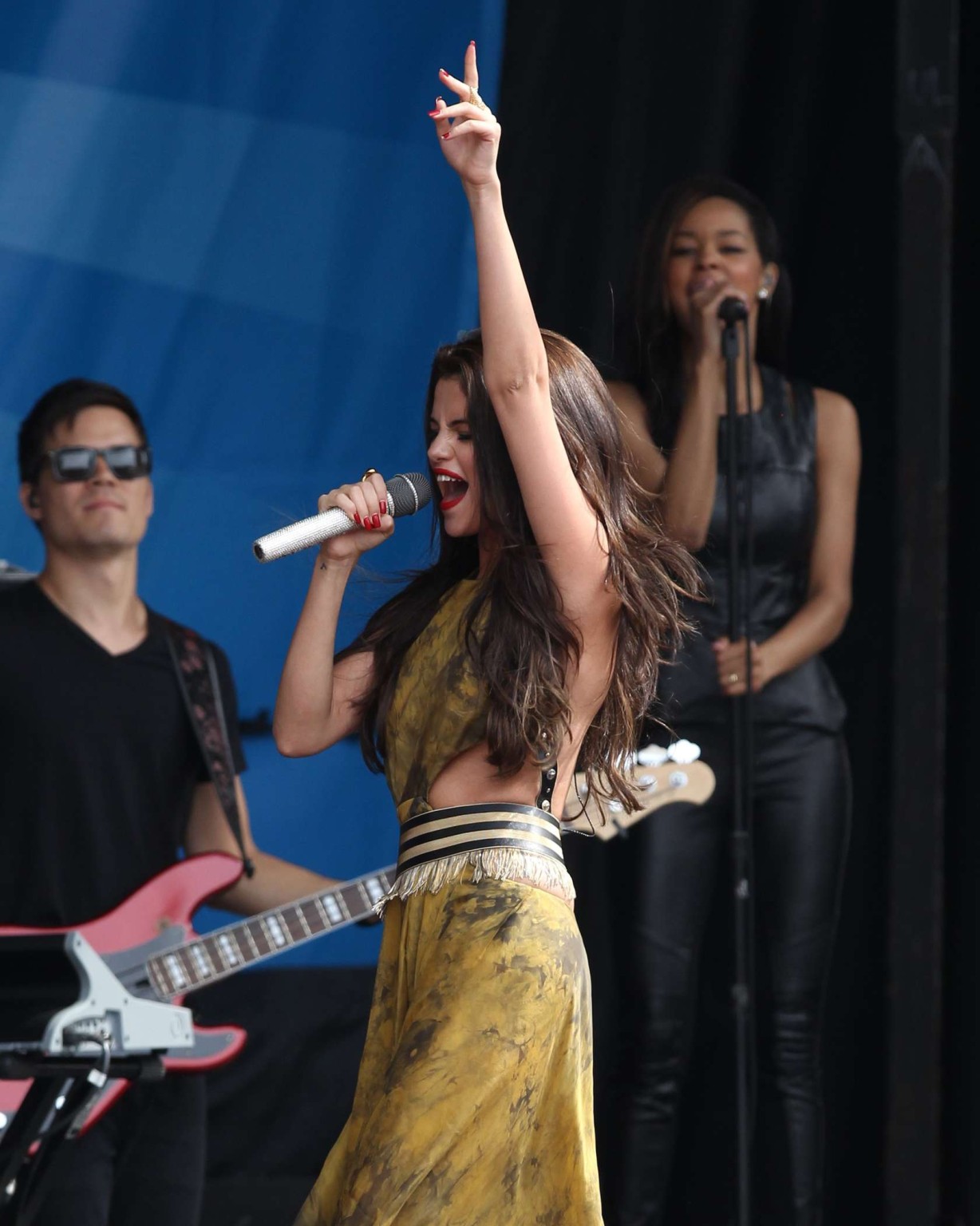 Selena Gomez che mostra le sue mutandine colorate della pelle all'amp radio bash di compleanno in bos
 #75226536