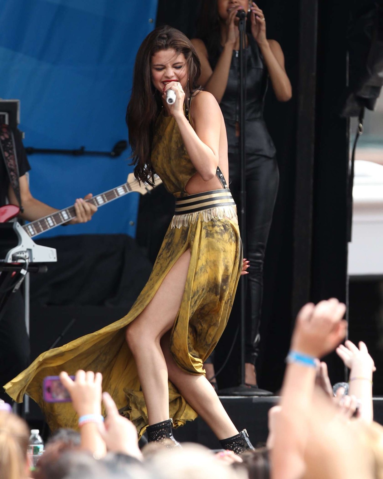 Selena Gomez che mostra le sue mutandine colorate della pelle all'amp radio bash di compleanno in bos
 #75226578