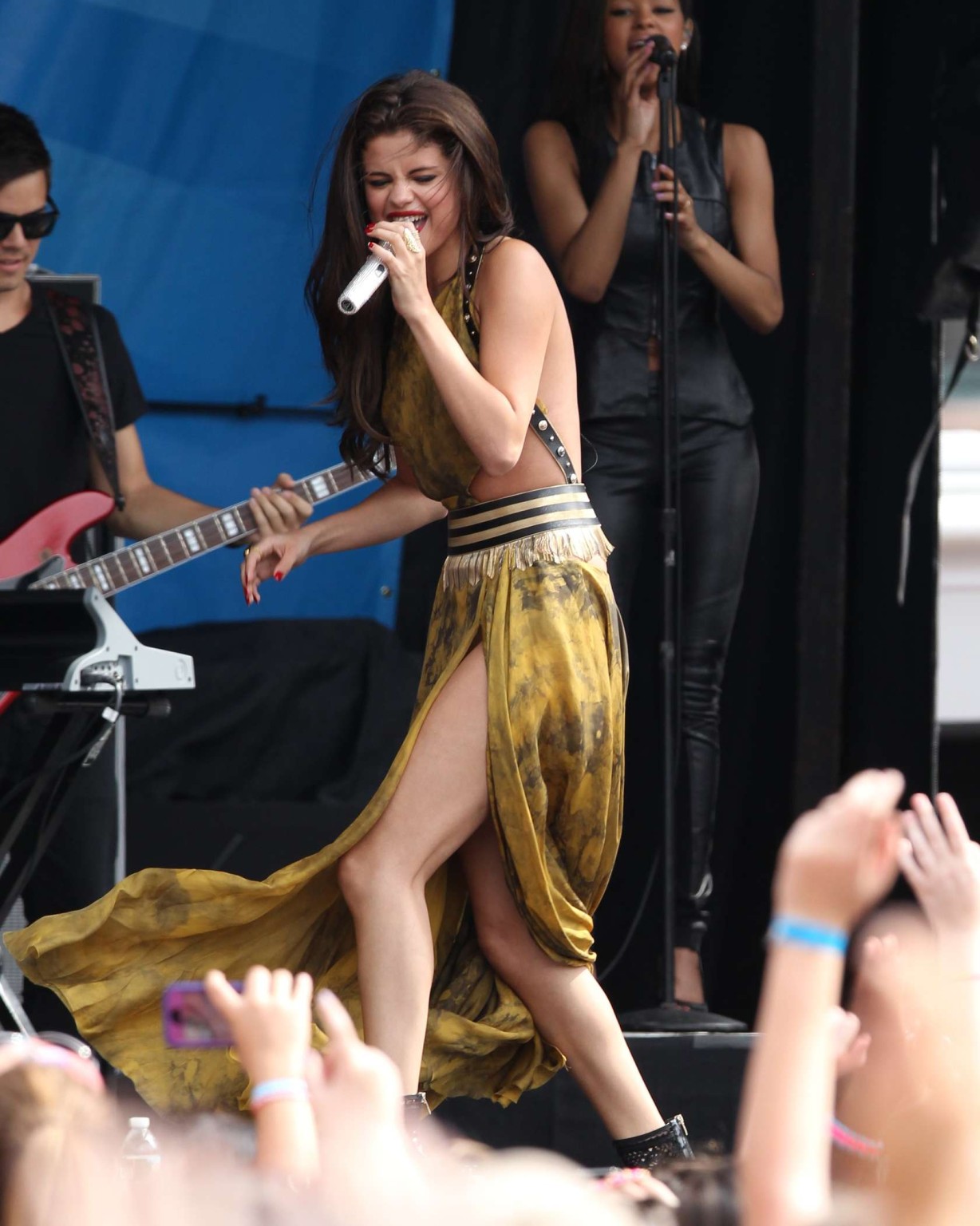 Selena Gomez che mostra le sue mutandine colorate della pelle all'amp radio bash di compleanno in bos
 #75226586