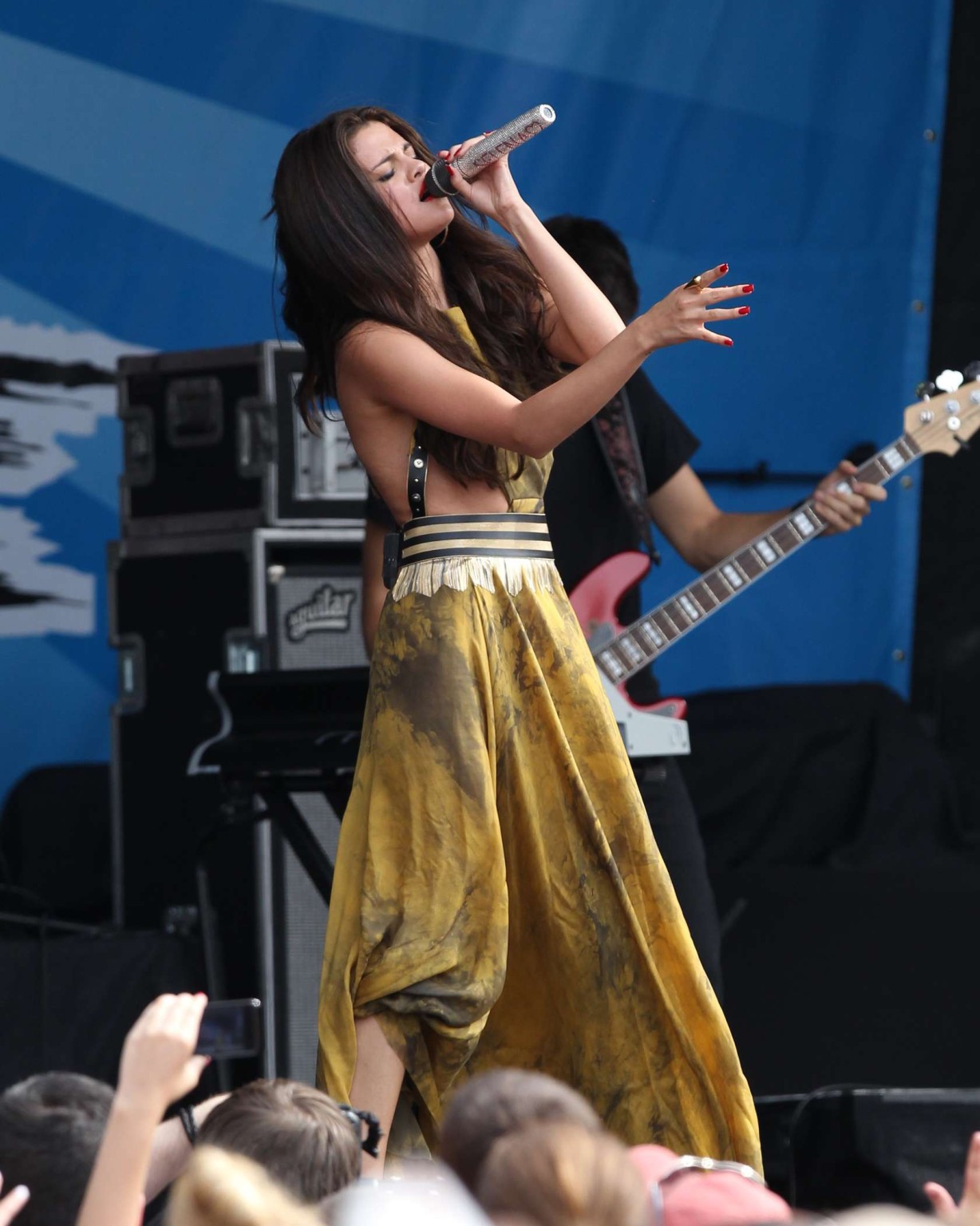 Selena Gomez che mostra le sue mutandine colorate della pelle all'amp radio bash di compleanno in bos
 #75226626