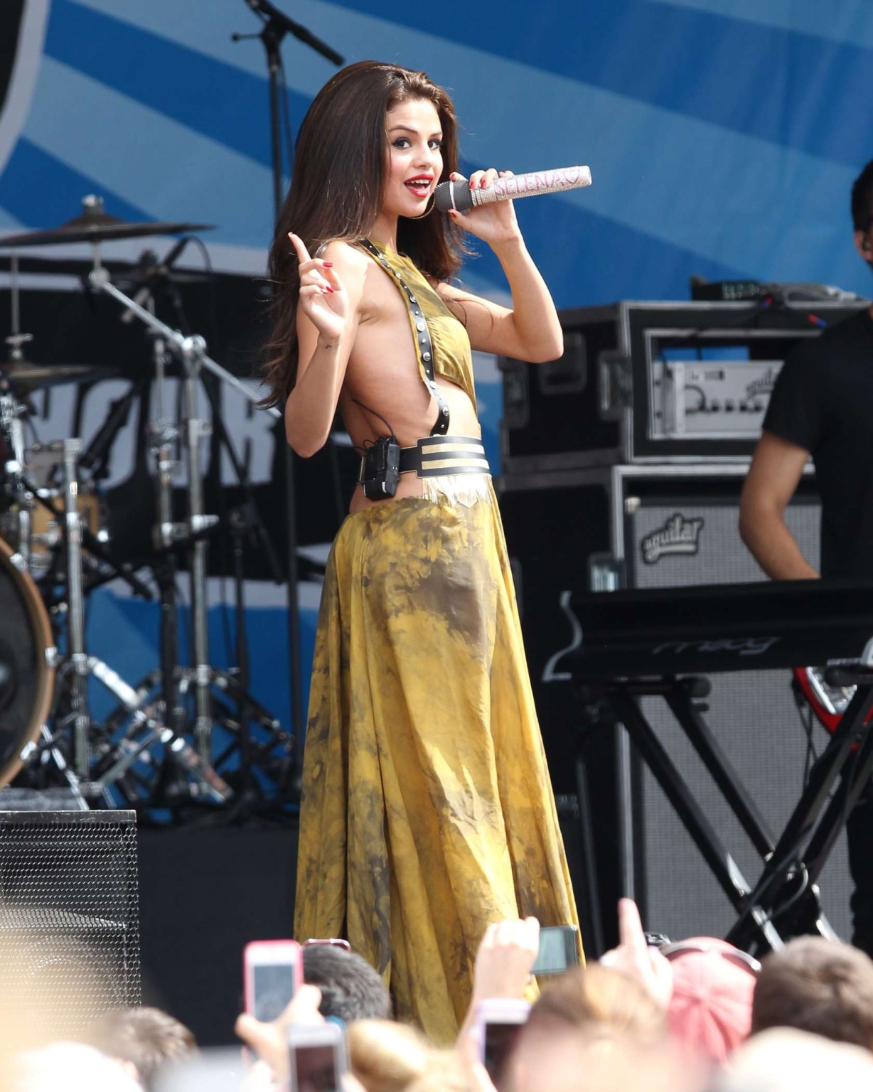 Selena Gomez che mostra le sue mutandine colorate della pelle all'amp radio bash di compleanno in bos
 #75226657