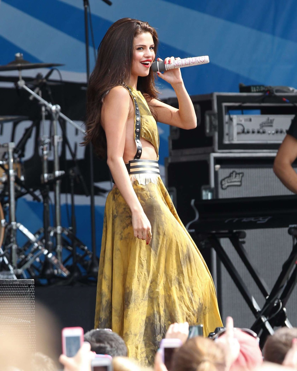 Selena gomez exhibe sa culotte couleur chair lors de la soirée d'anniversaire d'Amp Radio à Paris
 #75226670