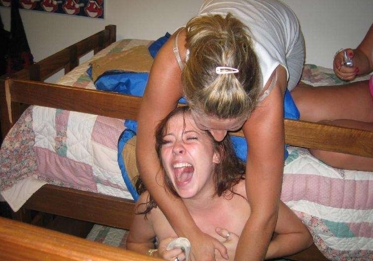 Gorgeus betrunkenen Mädchen zeigen ihre Titten und Muschis
 #71551279
