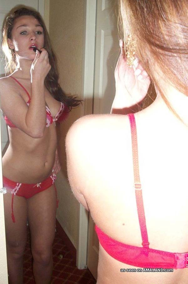 Brünette cutie nackt teen mit schönen Titten posieren vor der Kamera
 #77062141