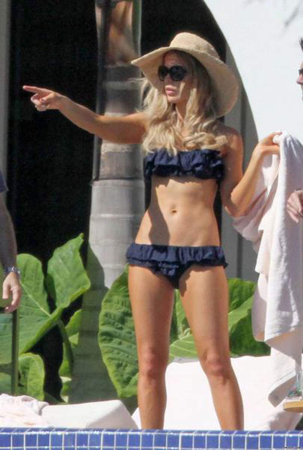 Kate beckinsale esponendo corpo sexy e tette calde in bikini su piscina
 #75320028