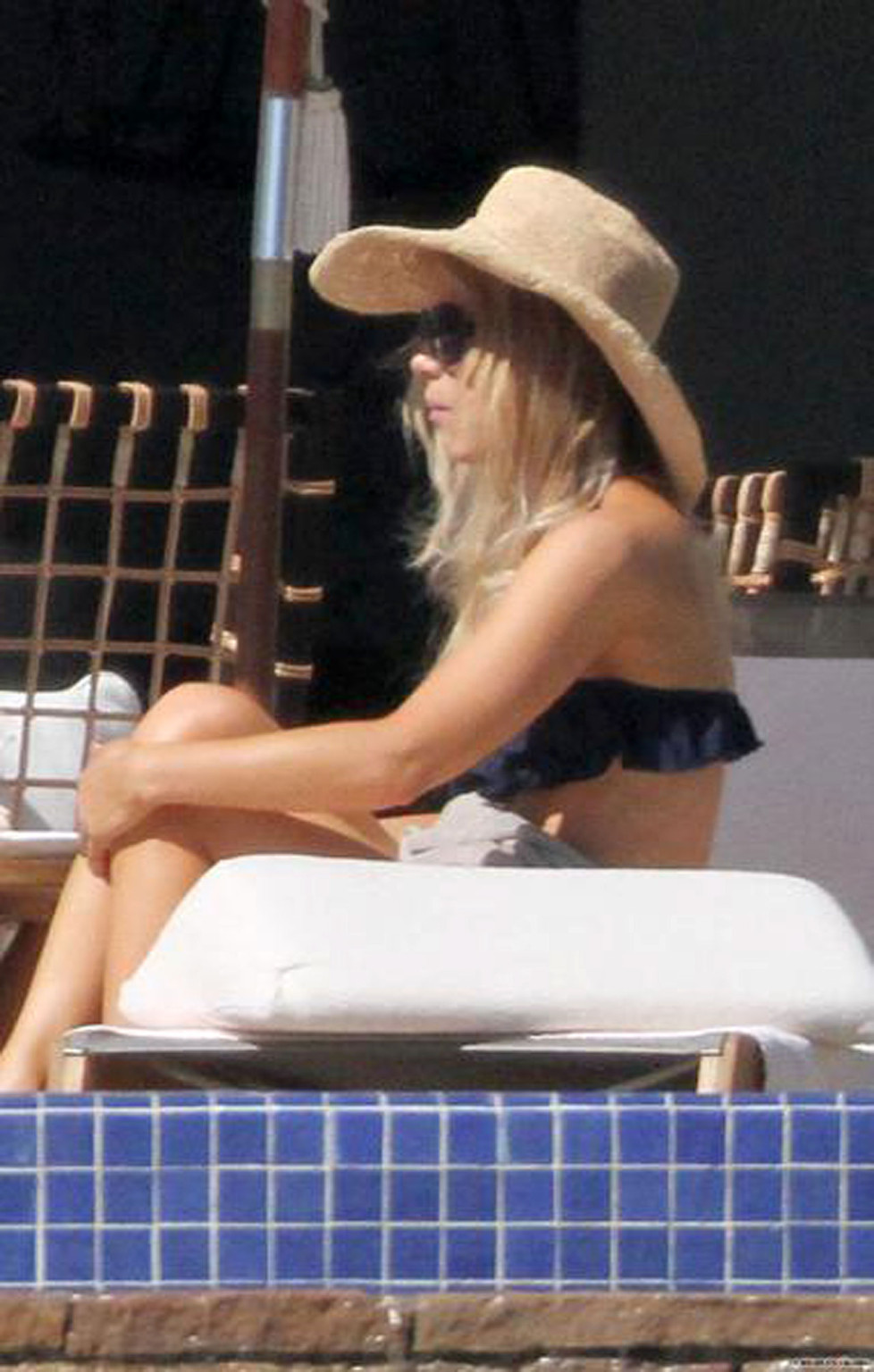 Kate beckinsale exposant son corps sexy et ses seins chauds en bikini sur la piscine
 #75320035
