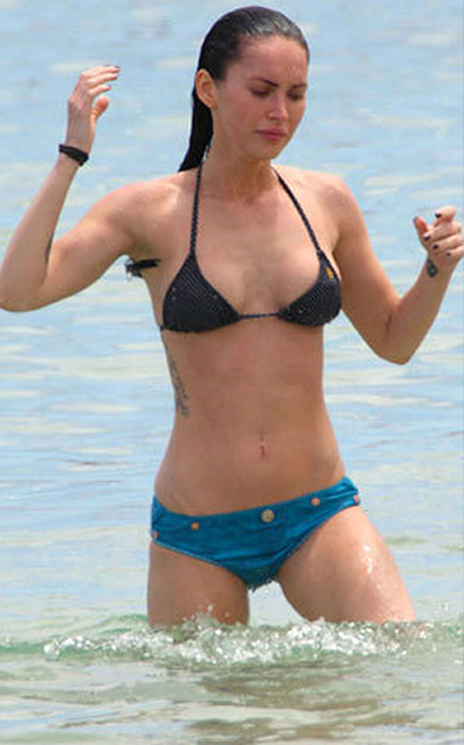 Megan fox exponiendo cuerpo sexy y culo caliente en bikini en la playa
 #75347428