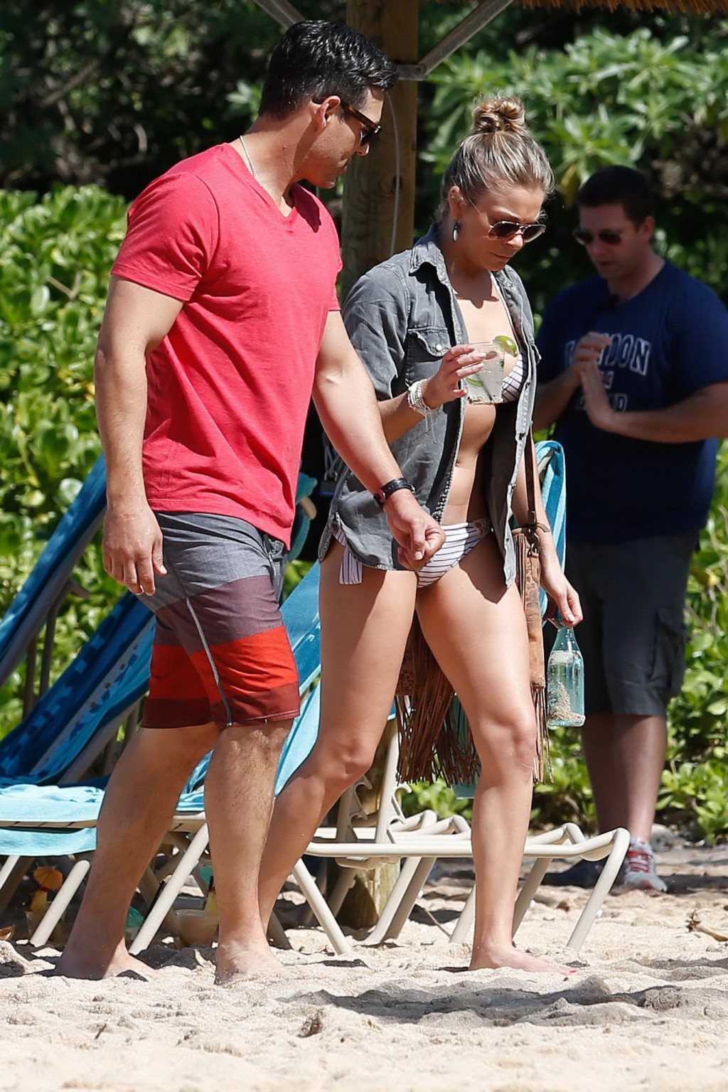 Leann Rimes trägt einen knappen gestreiften Bikini am Strand in Mexiko
 #75205969