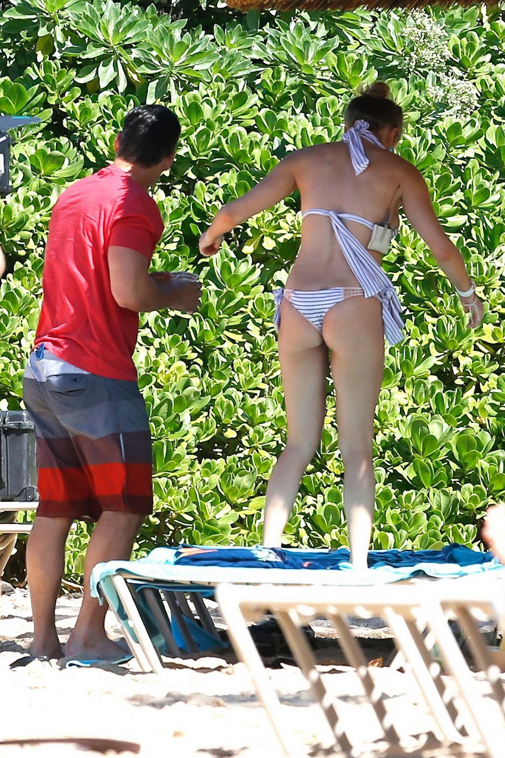 Leann rimes porte un bikini rayé très léger à la plage de Mexico.
 #75206057