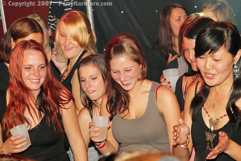 Nenas calientes en la mundialmente famosa fiesta de sexo borracho de Praga
 #76860873