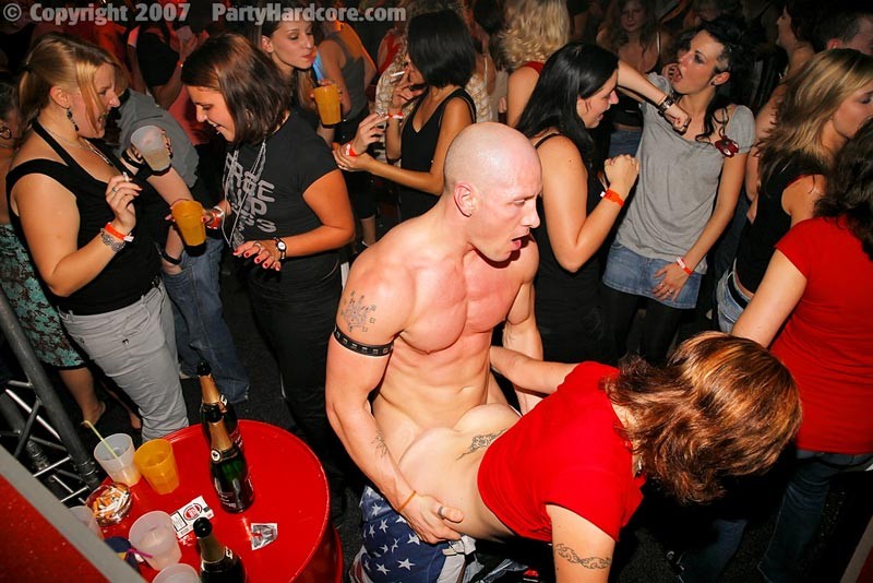 Nenas calientes en la mundialmente famosa fiesta de sexo borracho de Praga
 #76860944