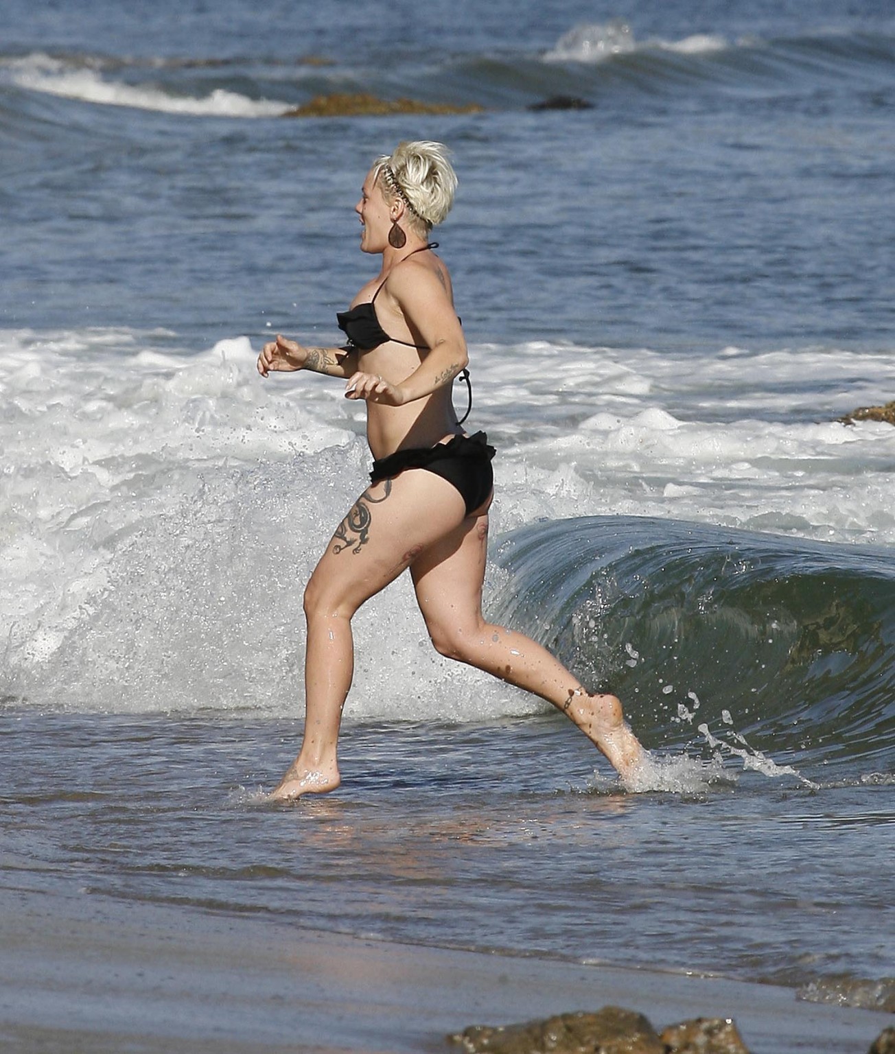 Rosa incinta che indossa sexy bikini nero sulla spiaggia di la
 #75326488