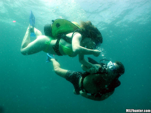 Une jeune femme aux gros seins se fait baiser et refaire le visage sous l'eau.
 #71572383