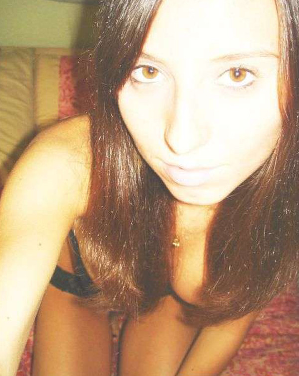 Raven mostrando su coño y chupando un consolador
 #77080929