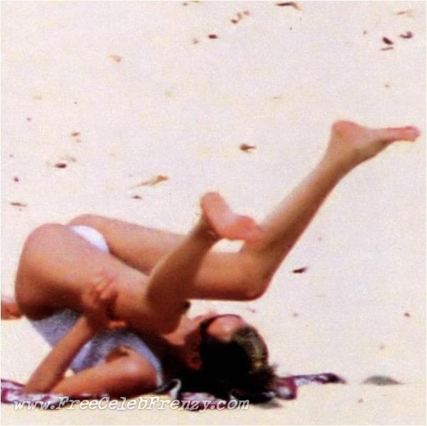 Actriz alta y delgada uma thurman pillada desnuda en la playa
 #72314442