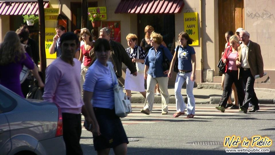 Enorme e brutta macchia di piscio sui jeans stretti di una puttana formosa all'aperto
 #78594921