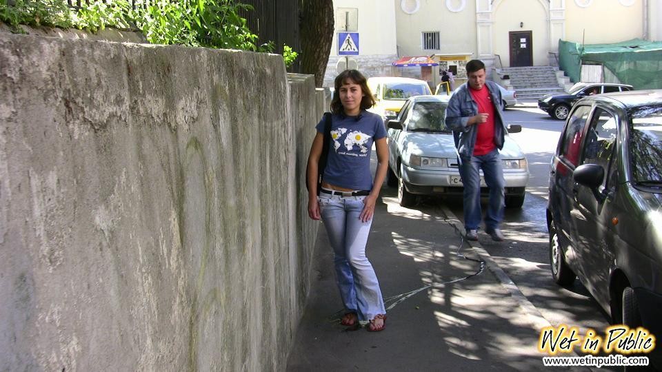 Enorme mancha de orina en los jeans ajustados de una perra con curvas al aire libre
 #78594970