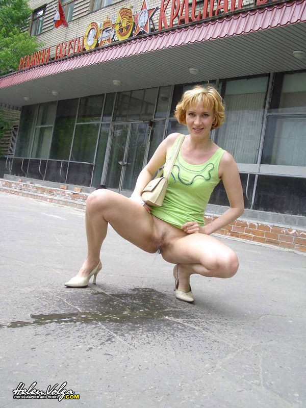 Rubia amateur rusa orinando en la calle
 #73966611