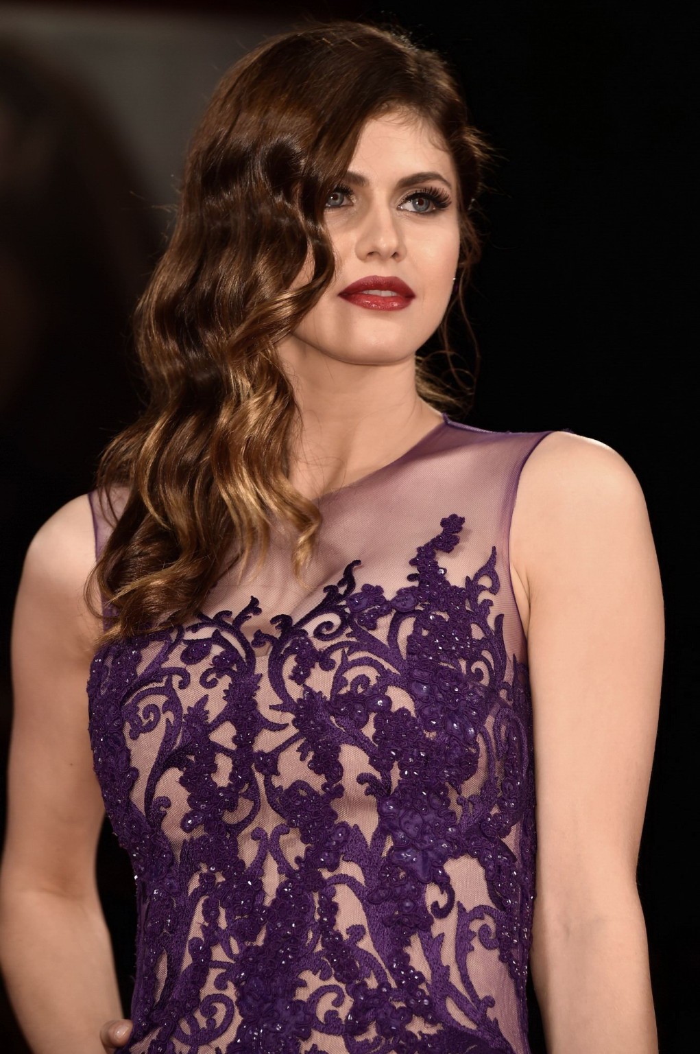 Alexandra daddario vollbusig und langbeinig in einem lilafarbenen Seethru-Kleid bei der Beerdigung der 
 #75186783