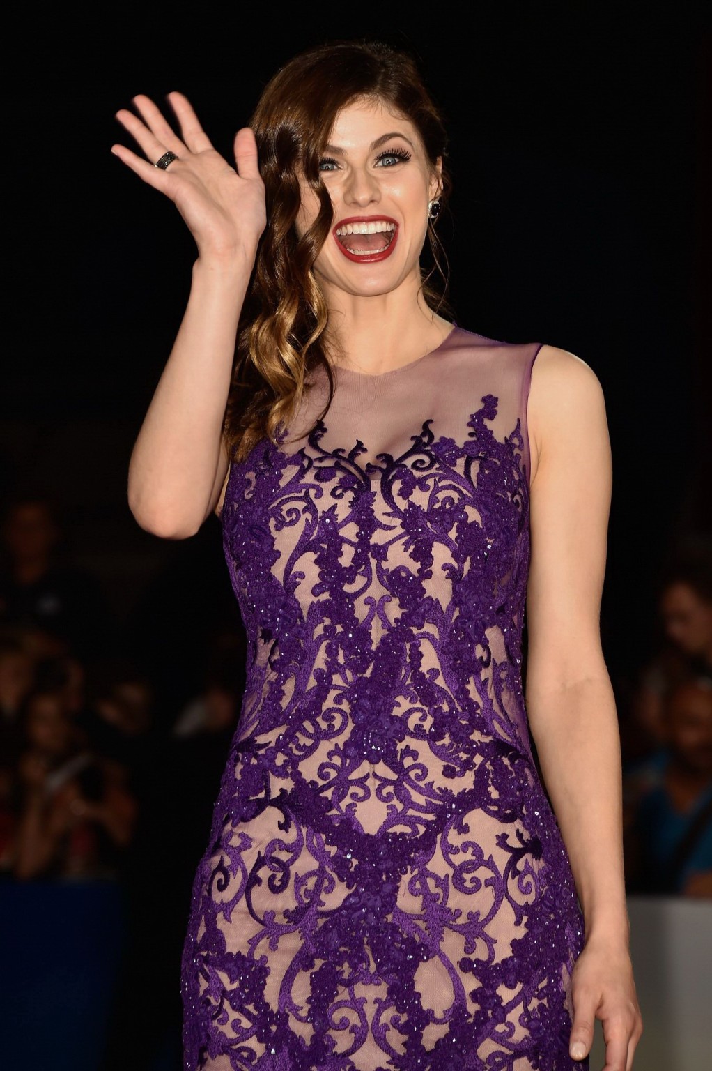 Alexandra Daddario en buste et en jambes dans une robe en velours violet à l'occasion de l'enterrement de la vie de famille. 
 #75186796