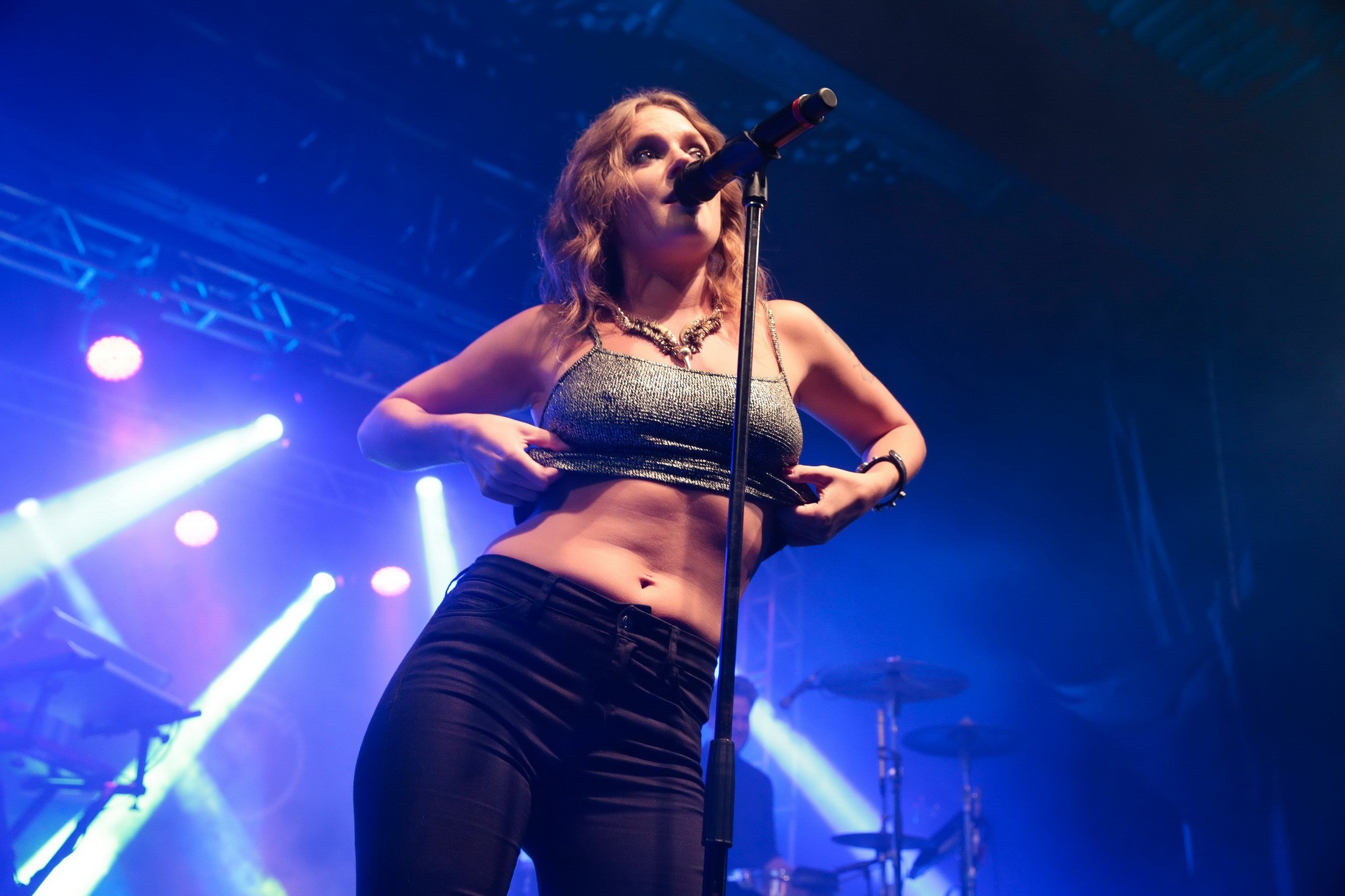 Tove lo busty mostra le sue tette sul palco a rio
 #75152940