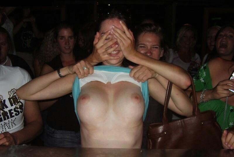 Feisty betrunken babes blinken ihre heißen Titten
 #76396502