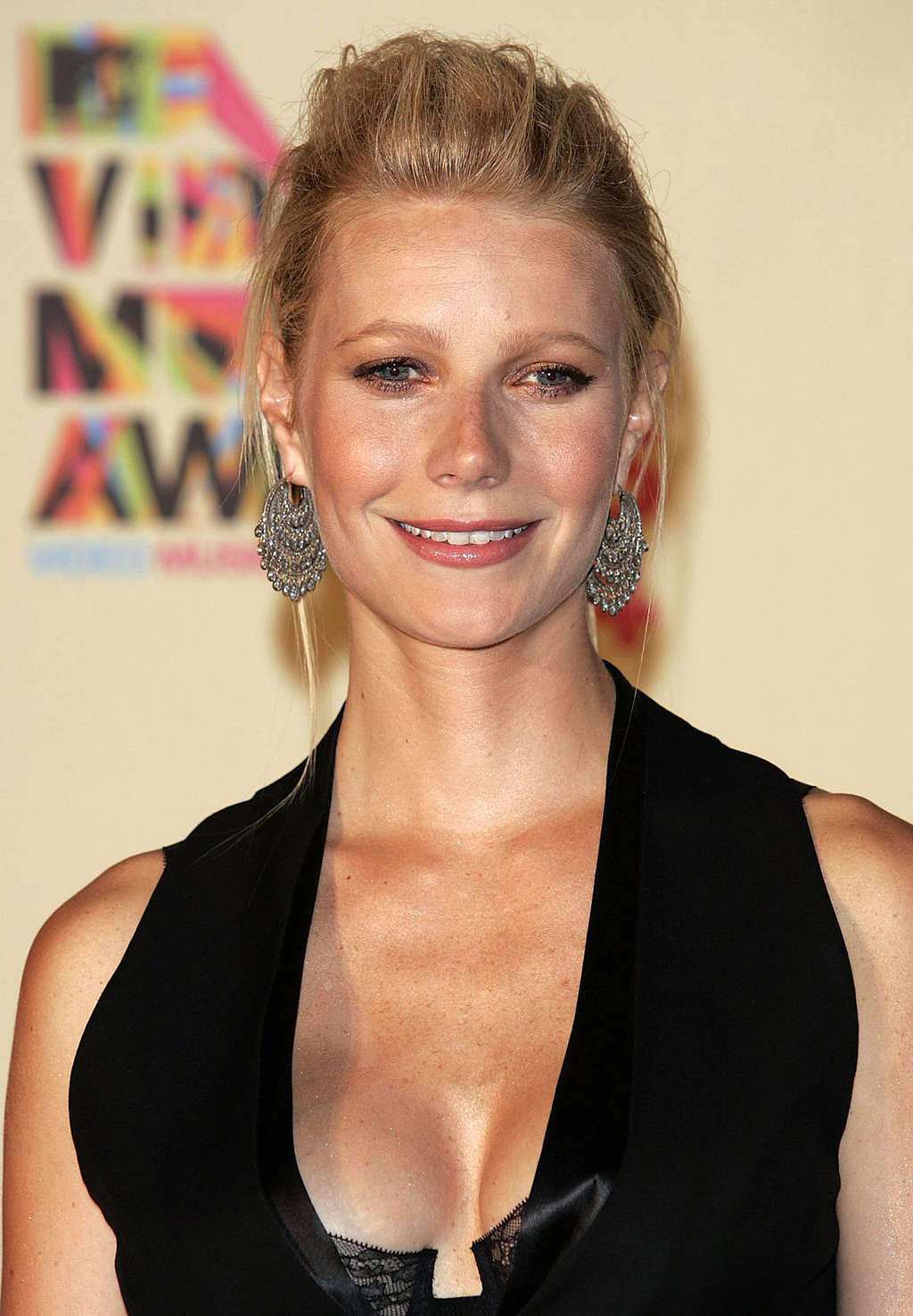 Gwyneth Paltrow entblößt riesiges Dekolleté und sexy Titten in durchsichtiger Bluse #75332432