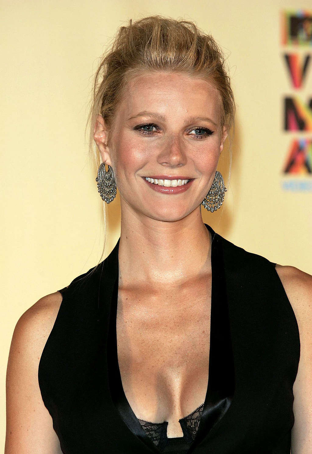 Gwyneth Paltrow esponendo enorme scissione e tette sexy in vedere attraverso camicetta
 #75332433