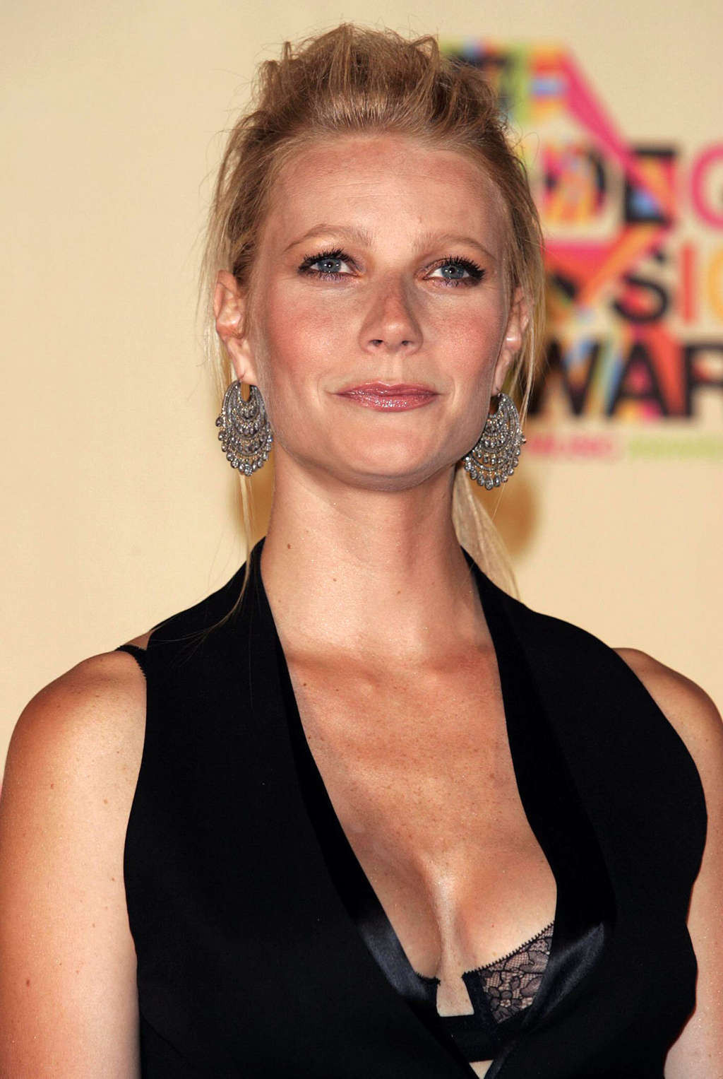 Gwyneth Paltrow esponendo enorme scissione e tette sexy in vedere attraverso camicetta
 #75332441