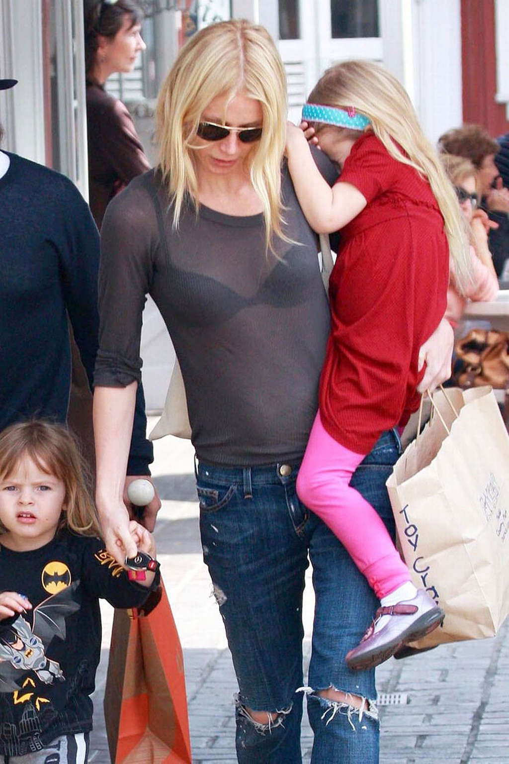 Gwyneth Paltrow entblößt riesiges Dekolleté und sexy Titten in durchsichtiger Bluse #75332467