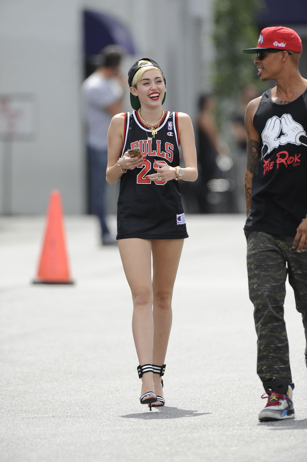 Miley Cyrus portant un short et un maillot à l'extérieur d'un studio à La Havane.
 #75227664