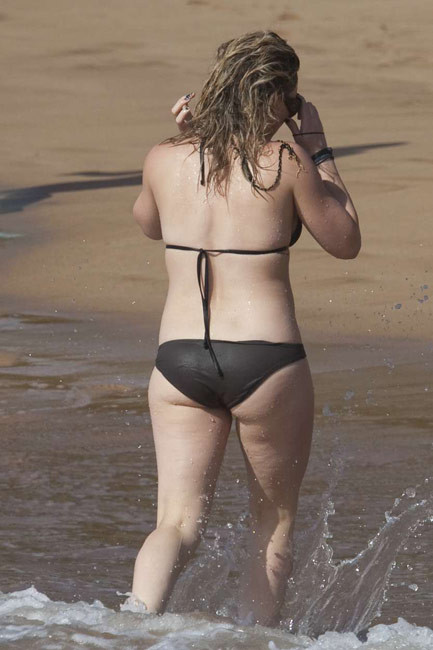 Hilary duff muestra su dulce culo en bikini mojado
 #75381166