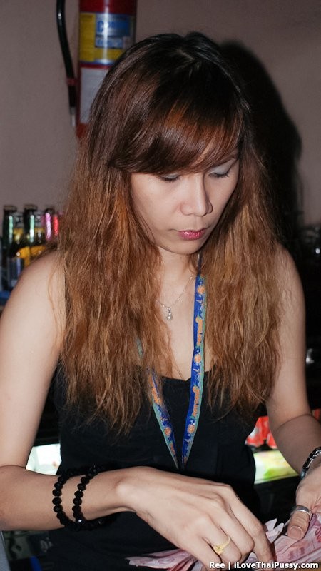 Pechugona tailandesa bargirl masturbando su coño asiático peludo labios
 #68317482