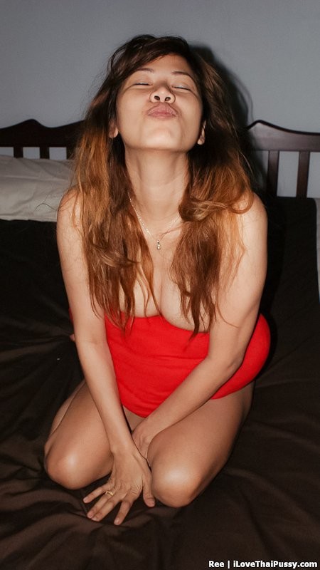 Vollbusige thailändische Bargirl masturbiert ihre haarige asiatische Muschi Lippen
 #68317550