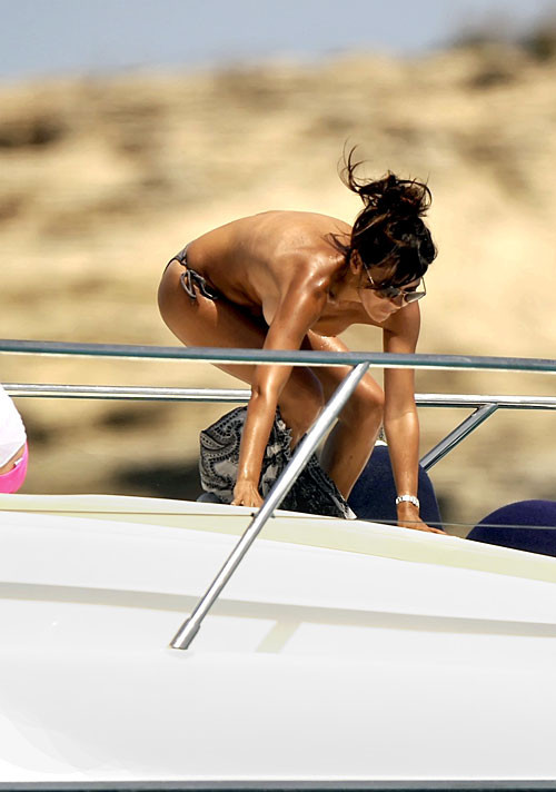 Danielle bux exposant ses beaux gros seins sur une plage photos paparazzi
 #75384234