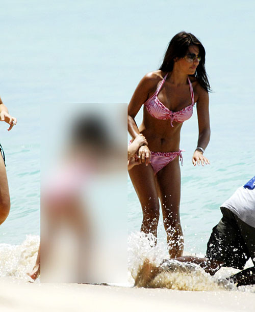 Danielle bux exposant ses beaux gros seins sur une plage photos paparazzi
 #75384314