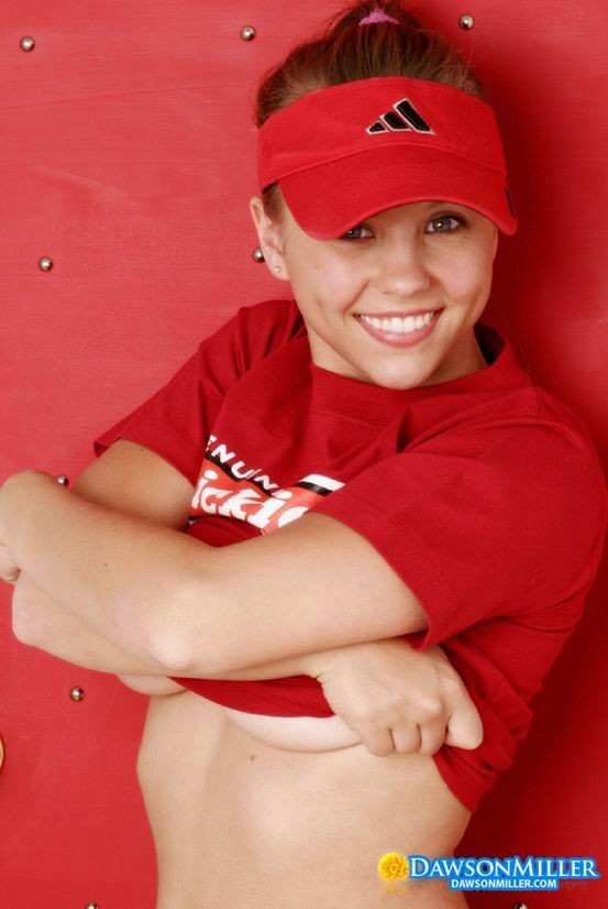 Linda joven morena posando con una gorra de béisbol
 #74986708