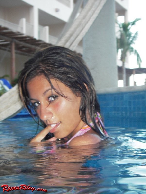 Raven mostrando todo en la piscina
 #67127364