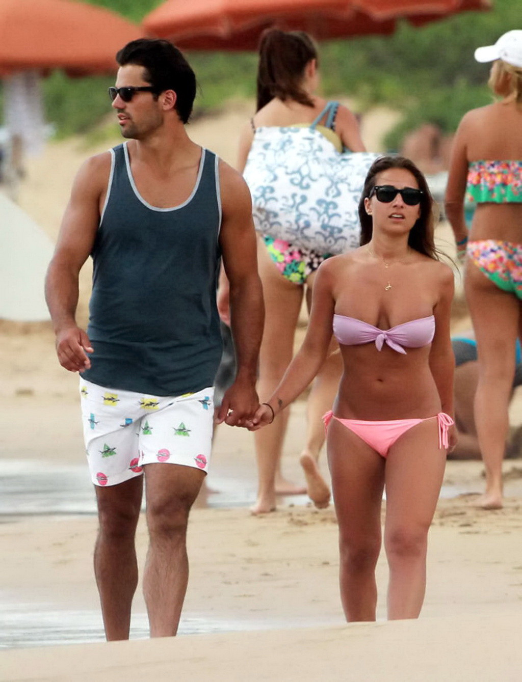 Jessie james busty indossando un bikini a tubo su una spiaggia hawaiana
 #75225967