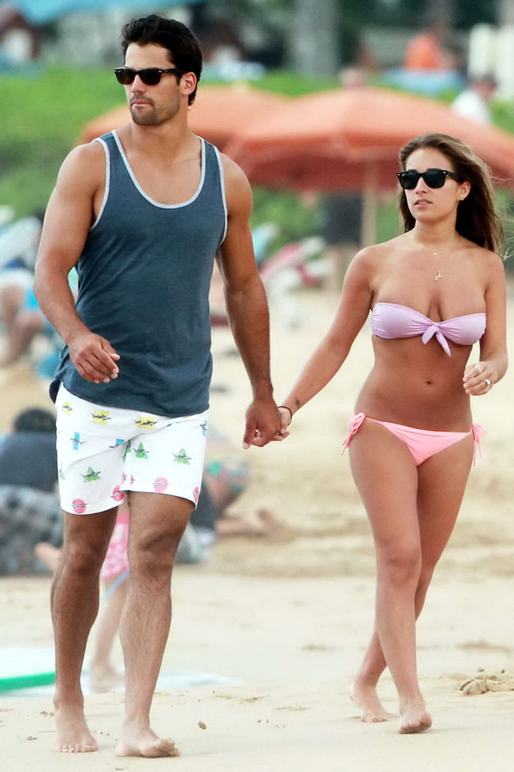 Jessie james en bikini tube sur une plage hawaïenne.
 #75225969
