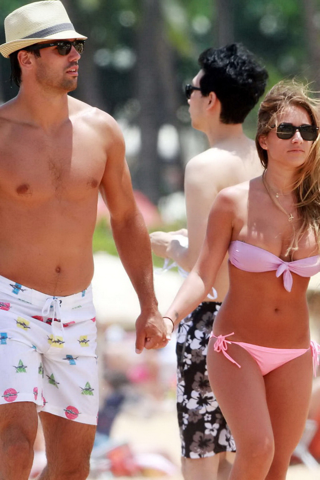 Jessie james busty indossando un bikini a tubo su una spiaggia hawaiana
 #75226010