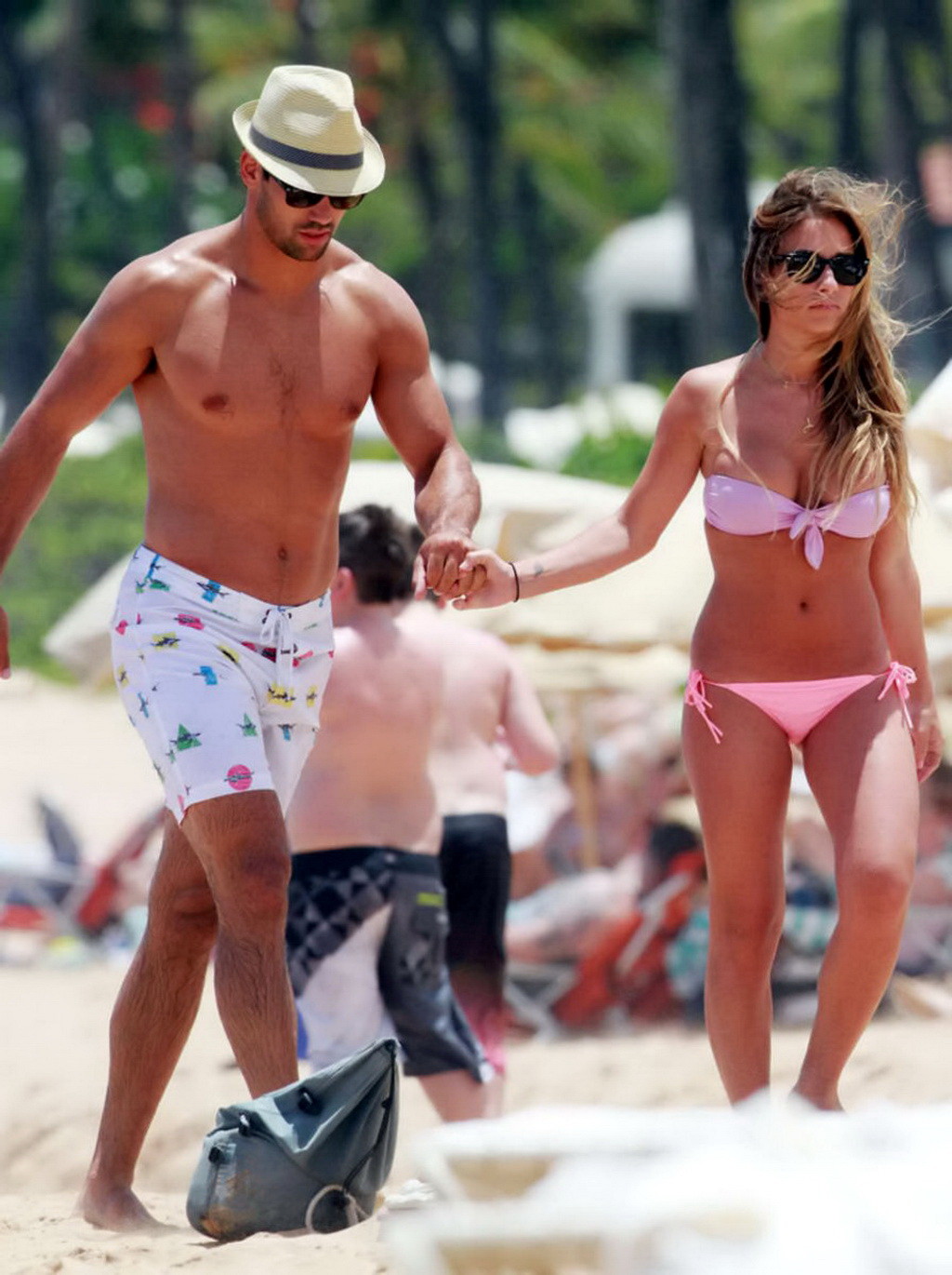 Jessie james busty indossando un bikini a tubo su una spiaggia hawaiana
 #75226020