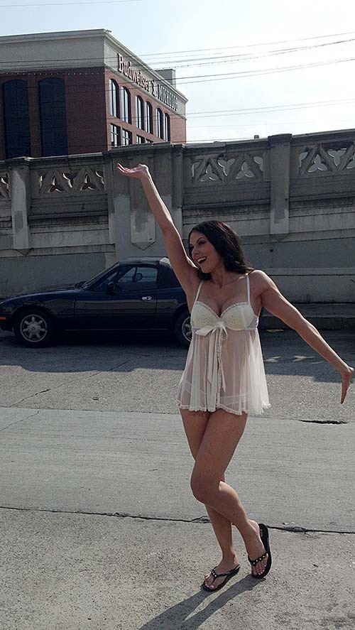 エイドリアン・カリー、プライベート写真で全裸を披露
 #75278475