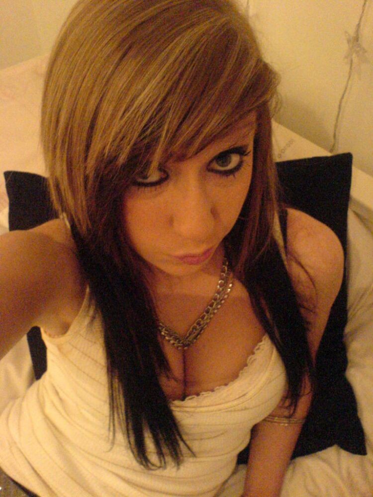 Novias jóvenes emo posando y haciéndose fotos 21
 #76406325