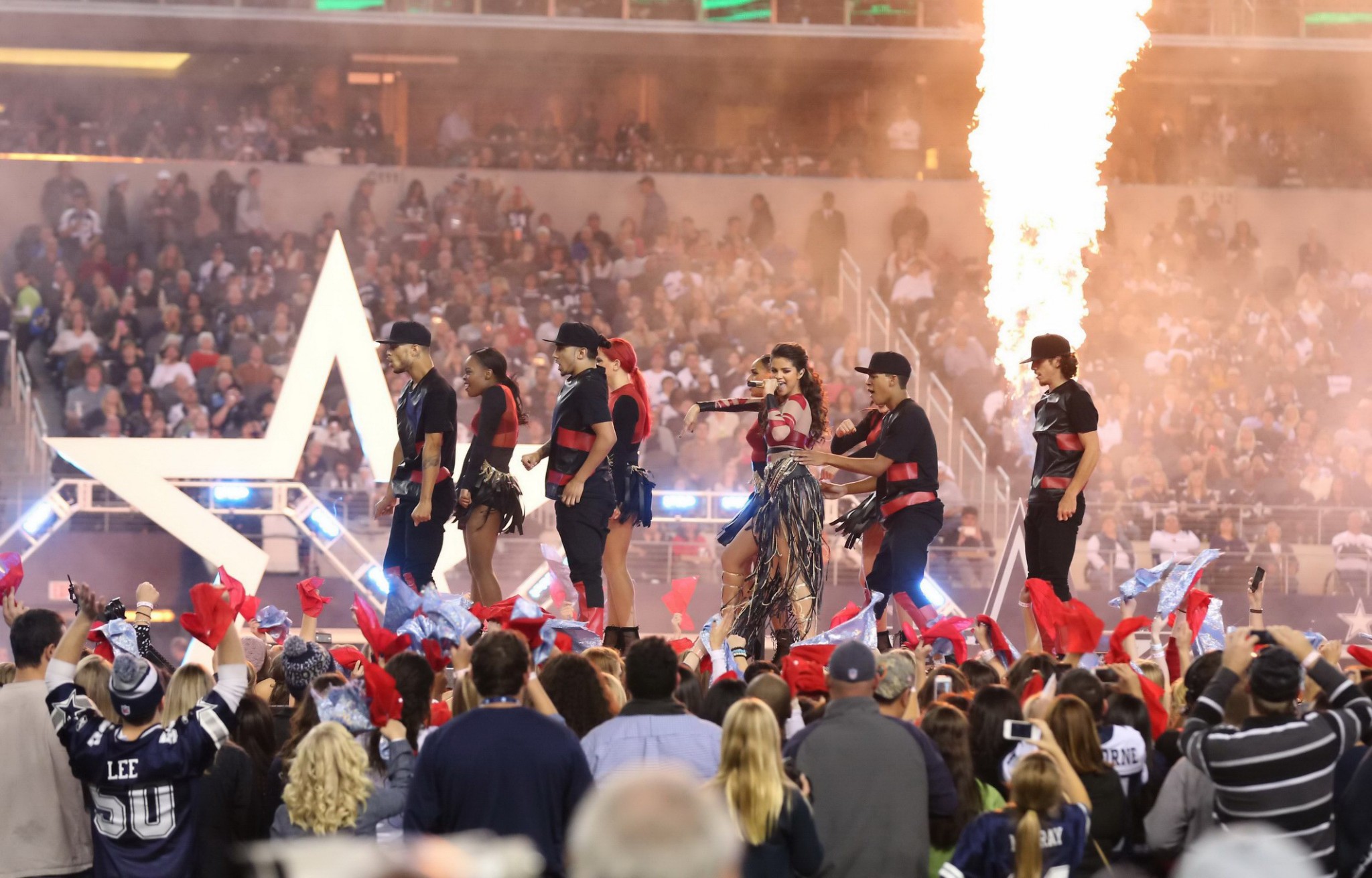 Selena Gomez indossa piccolo vestito di pelle rossa su Dallas vs oakland halftime show 
 #75211628