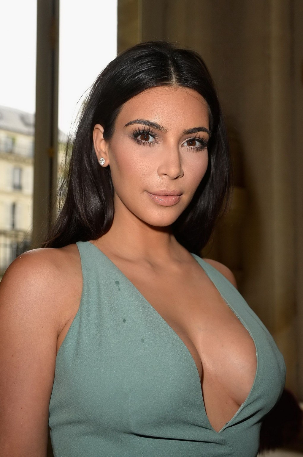 Kim kardashian sans soutien-gorge dans une robe maxi décolletée au défilé de haute couture de Valentino
 #75191635