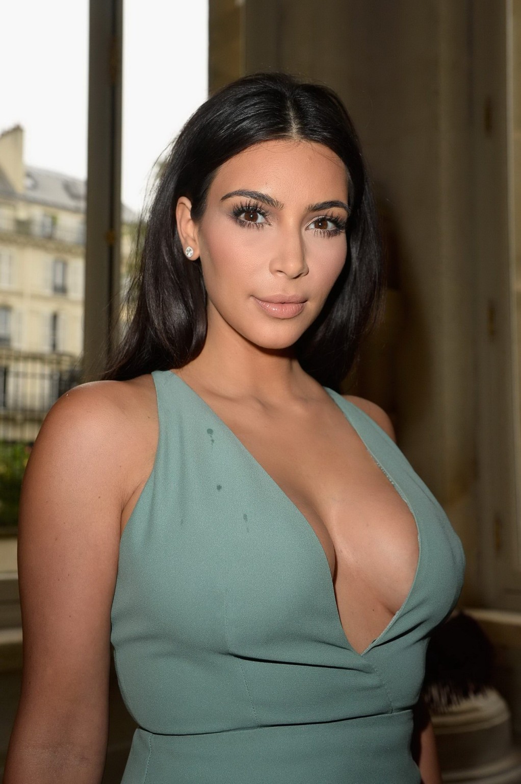 Kim kardashian sans soutien-gorge dans une robe maxi décolletée au défilé de haute couture de Valentino
 #75191640