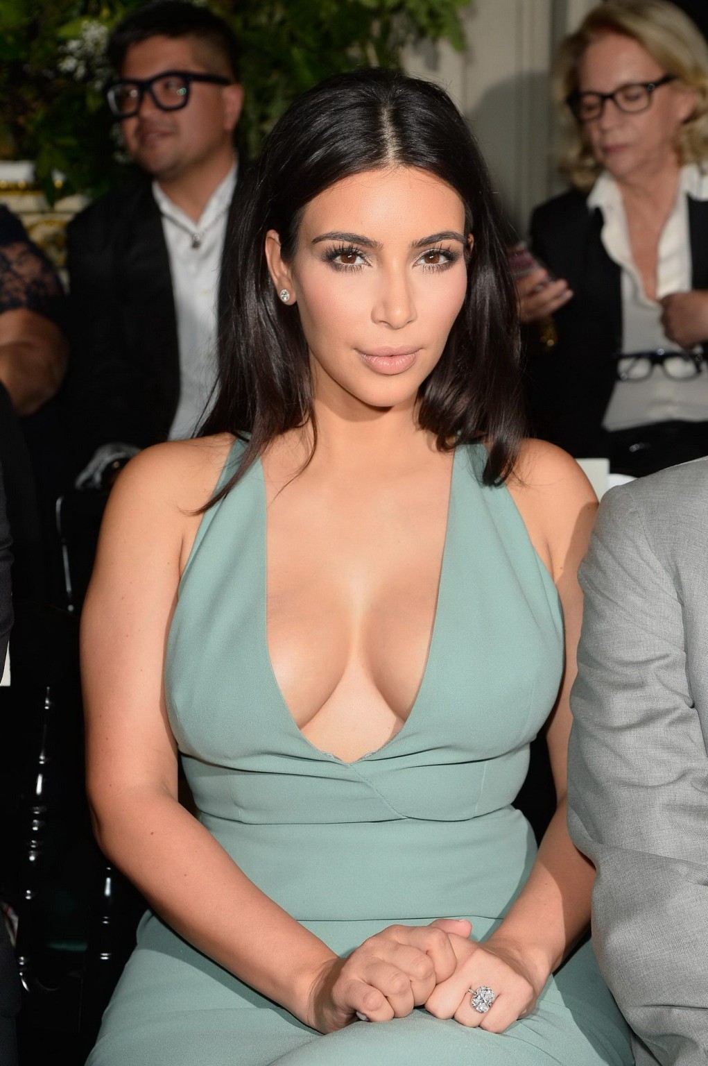 Kim kardashian sans soutien-gorge dans une robe maxi décolletée au défilé de haute couture de Valentino
 #75191647