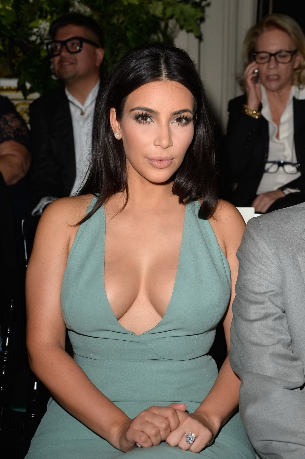 Kim kardashian sans soutien-gorge dans une robe maxi décolletée au défilé de haute couture de Valentino
 #75191651