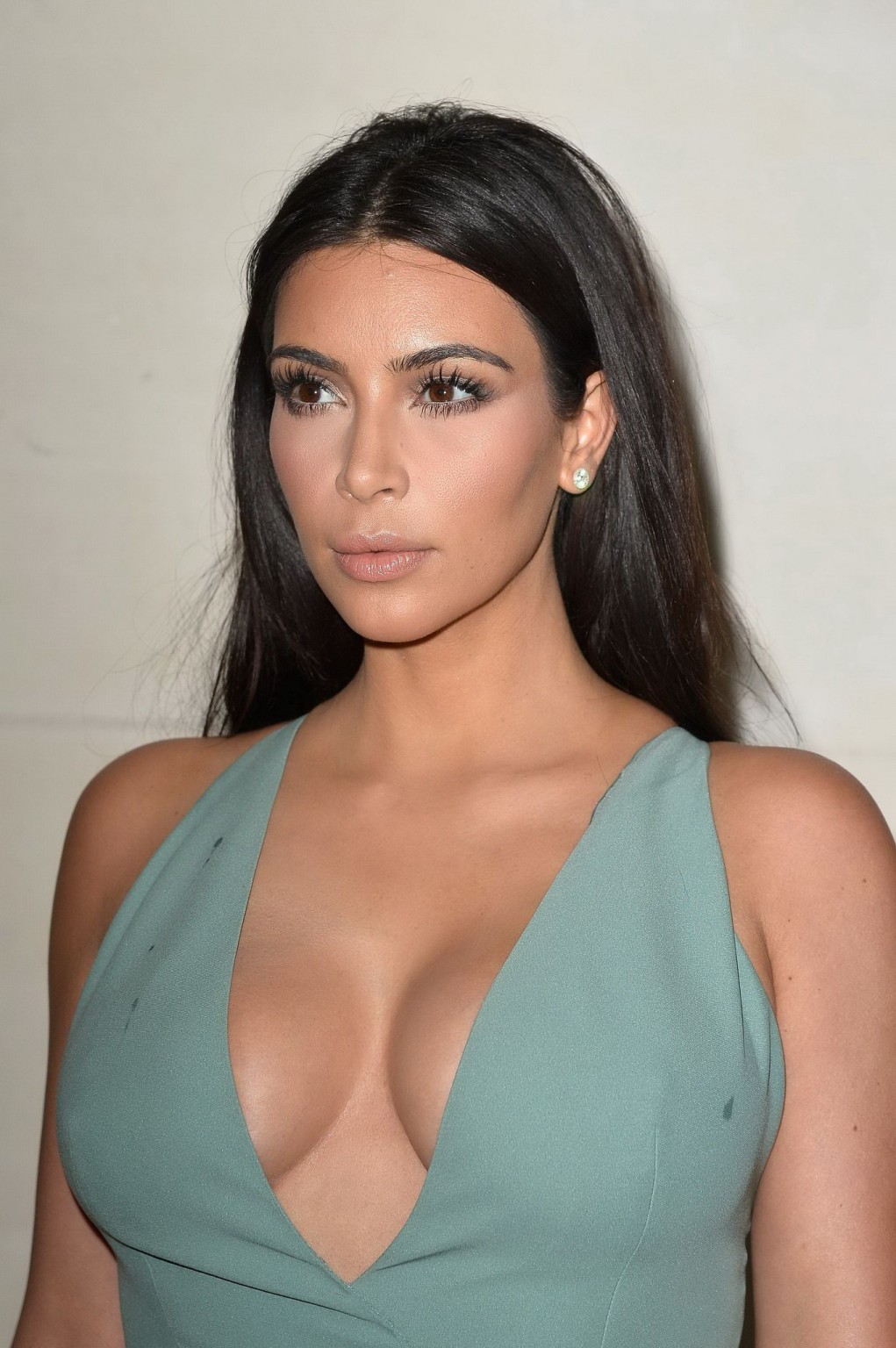 Kim kardashian sans soutien-gorge dans une robe maxi décolletée au défilé de haute couture de Valentino
 #75191676